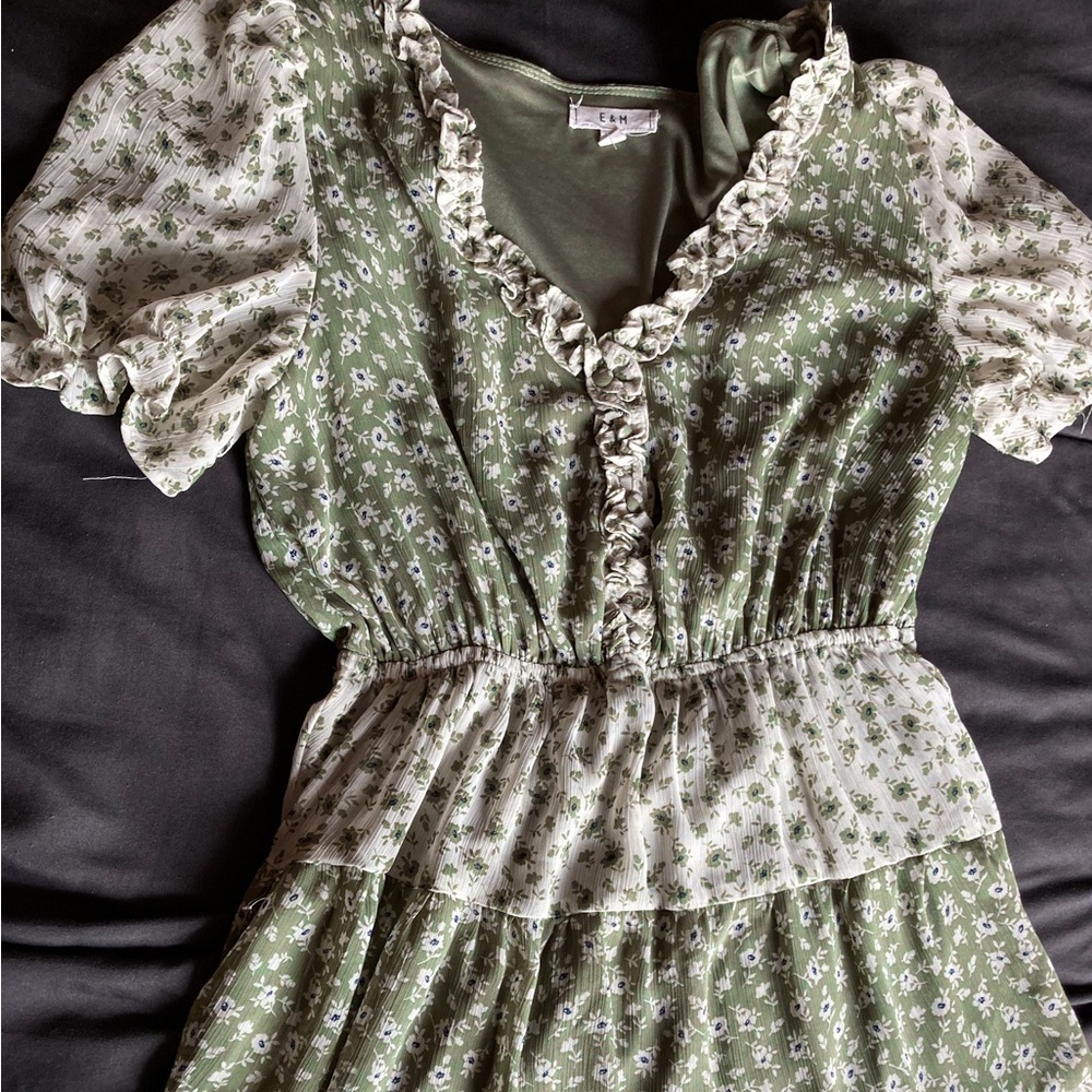 Selling beautiful green flowers dress knee length size medium fits small